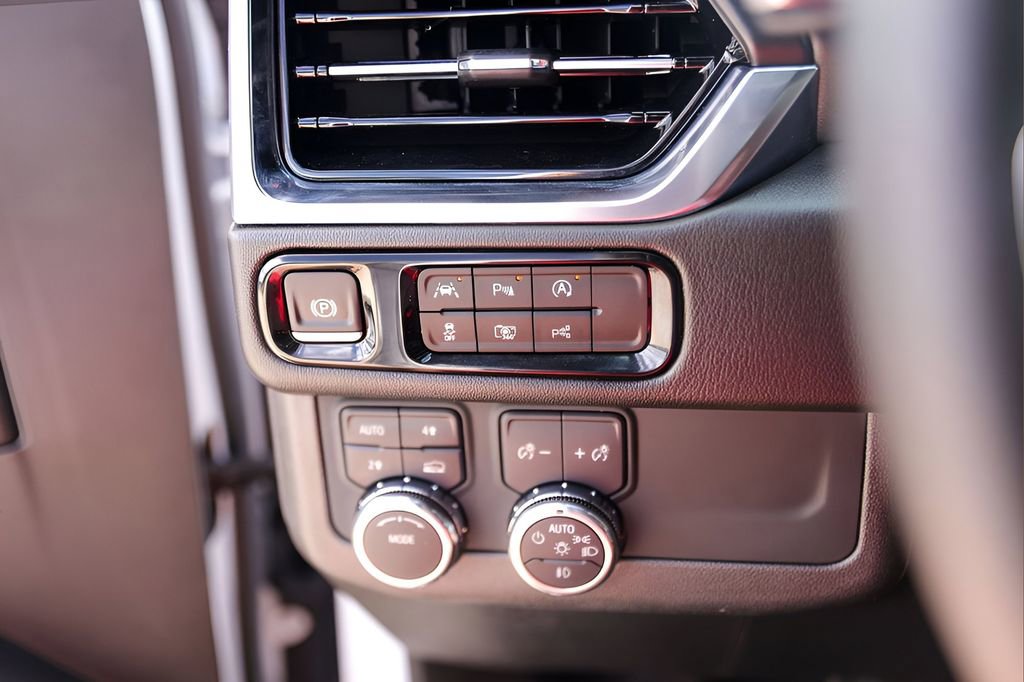 Used 2025 GMC Yukon XL Denali image 15