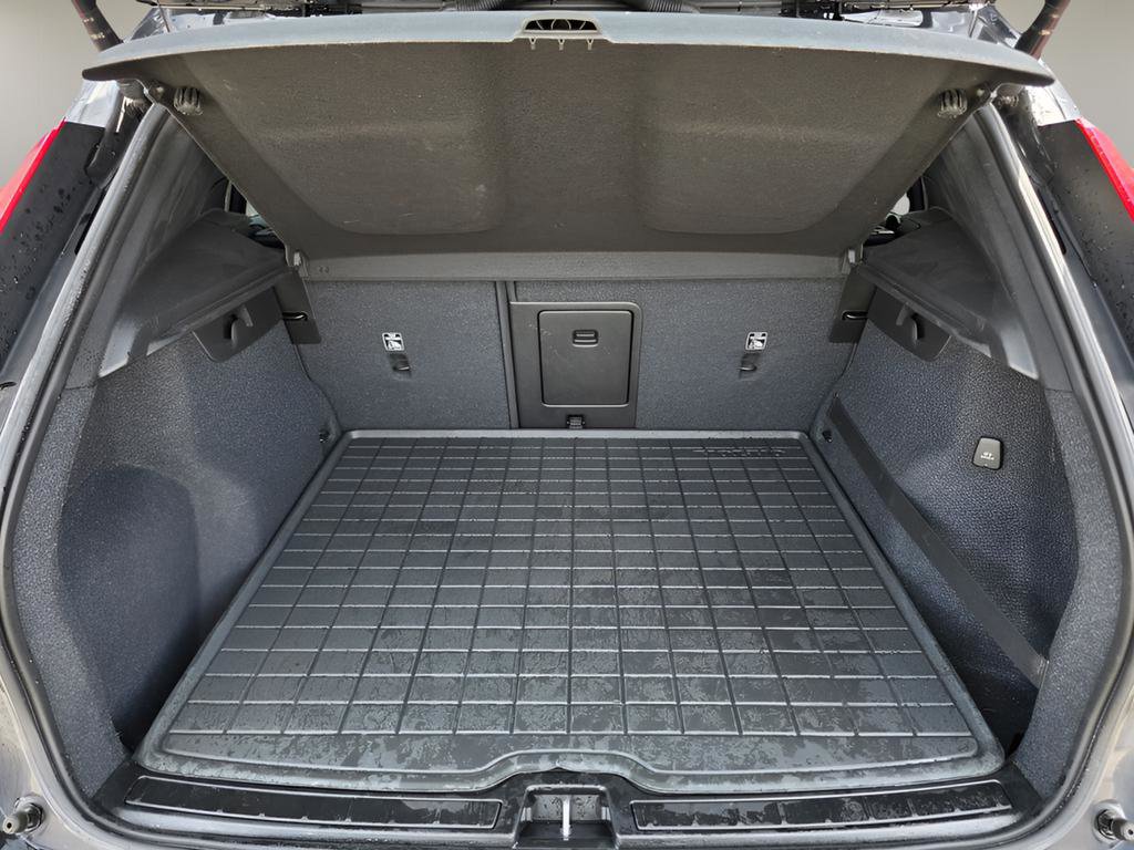 Used 2020 Volvo XC40 T5 Momentum image 14