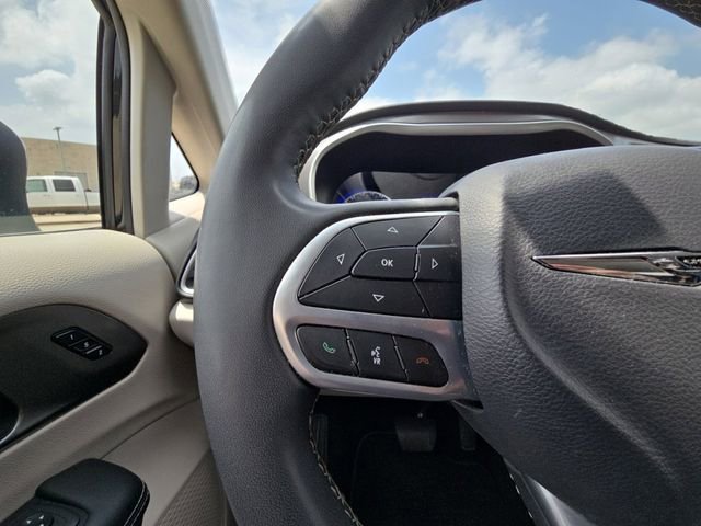 Used 2023 Chrysler Pacifica Touring-L FWD image 11