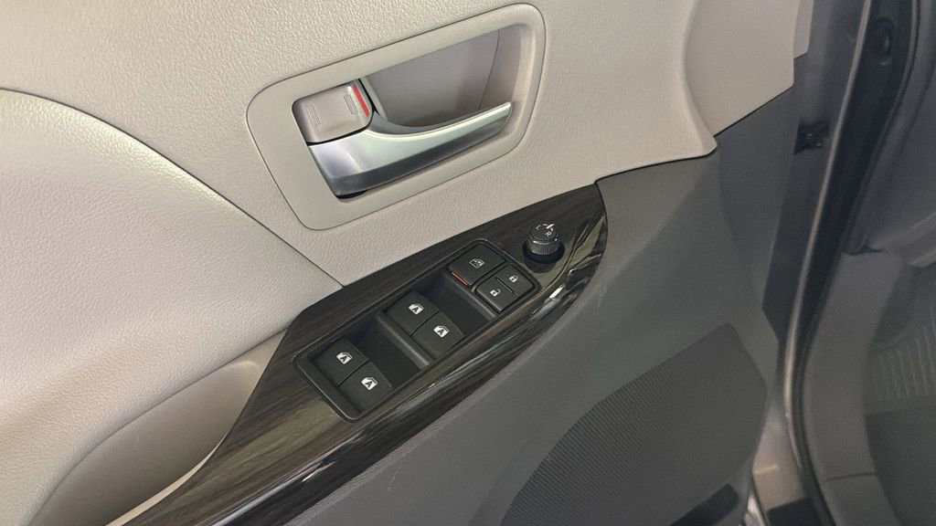 Used 2020 Toyota Sienna XLE image 18