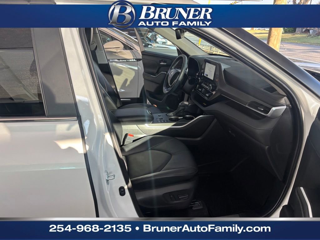 Used 2025 Toyota Highlander XLE image 16