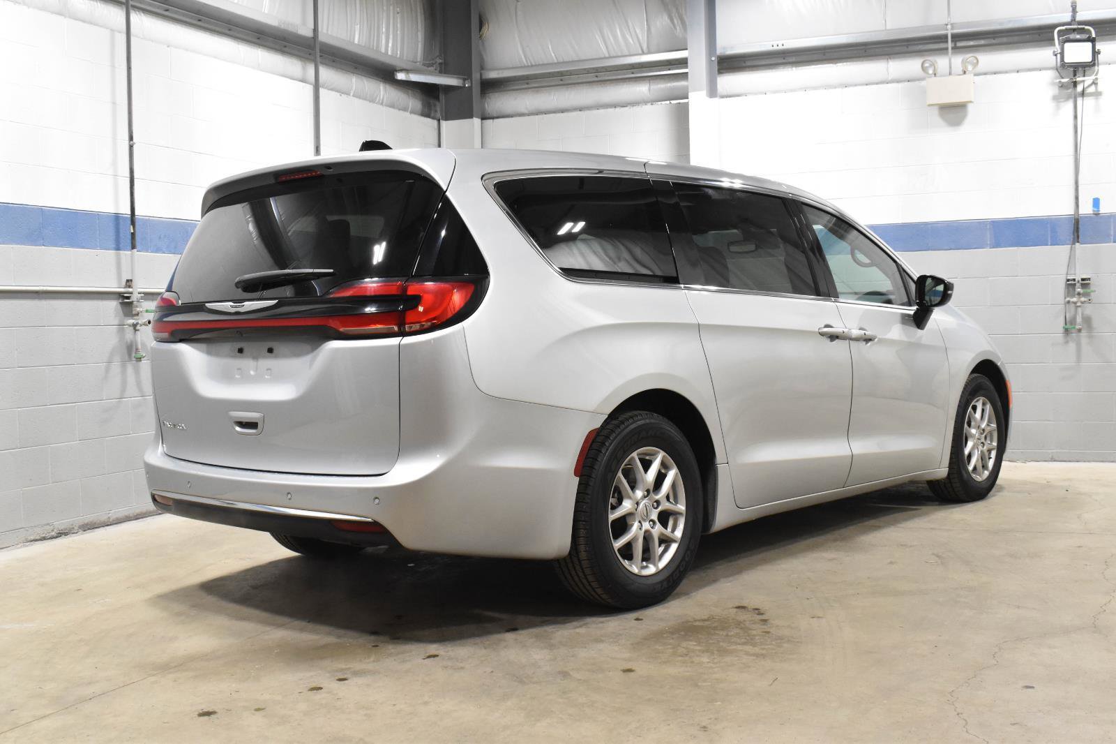 Used 2024 Chrysler Pacifica Touring-L image 27