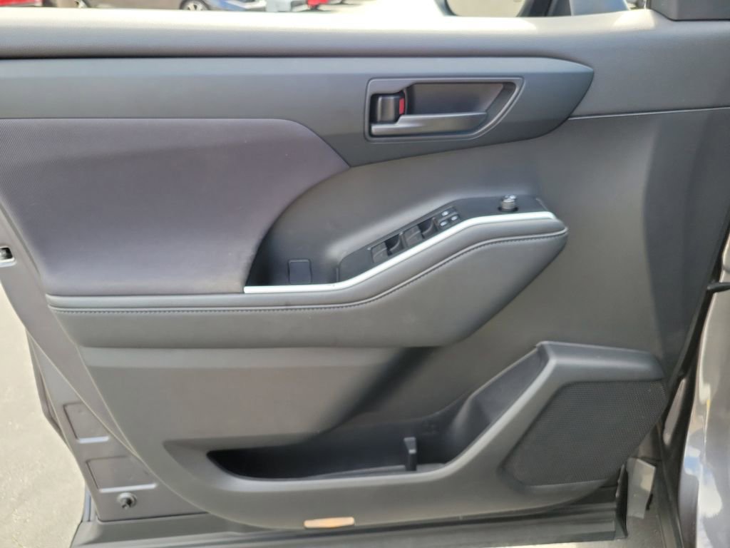 Used 2021 Toyota Highlander LE image 21