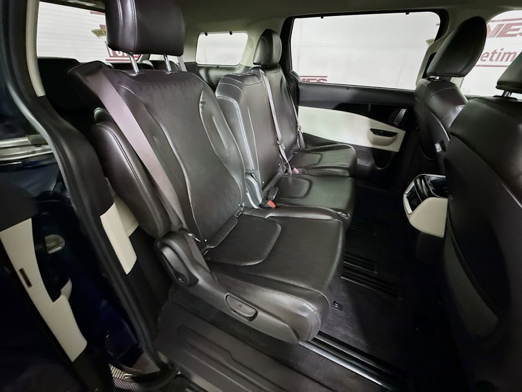 Used 2022 Kia Carnival EX image 32