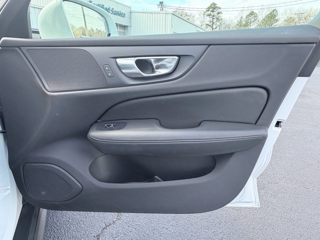 Used 2025 Volvo V60 B5 Cross Country Plus image 28