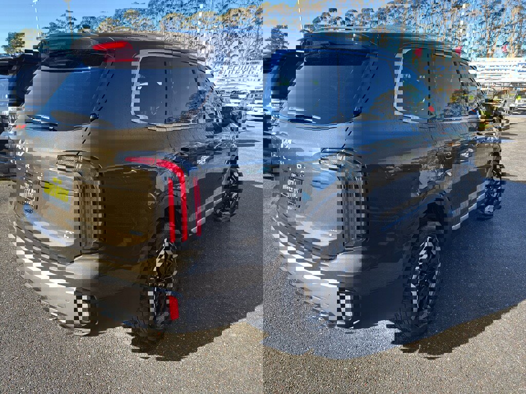 Used 2025 Kia Telluride EX w/ EX Captain's Chair Package image 4