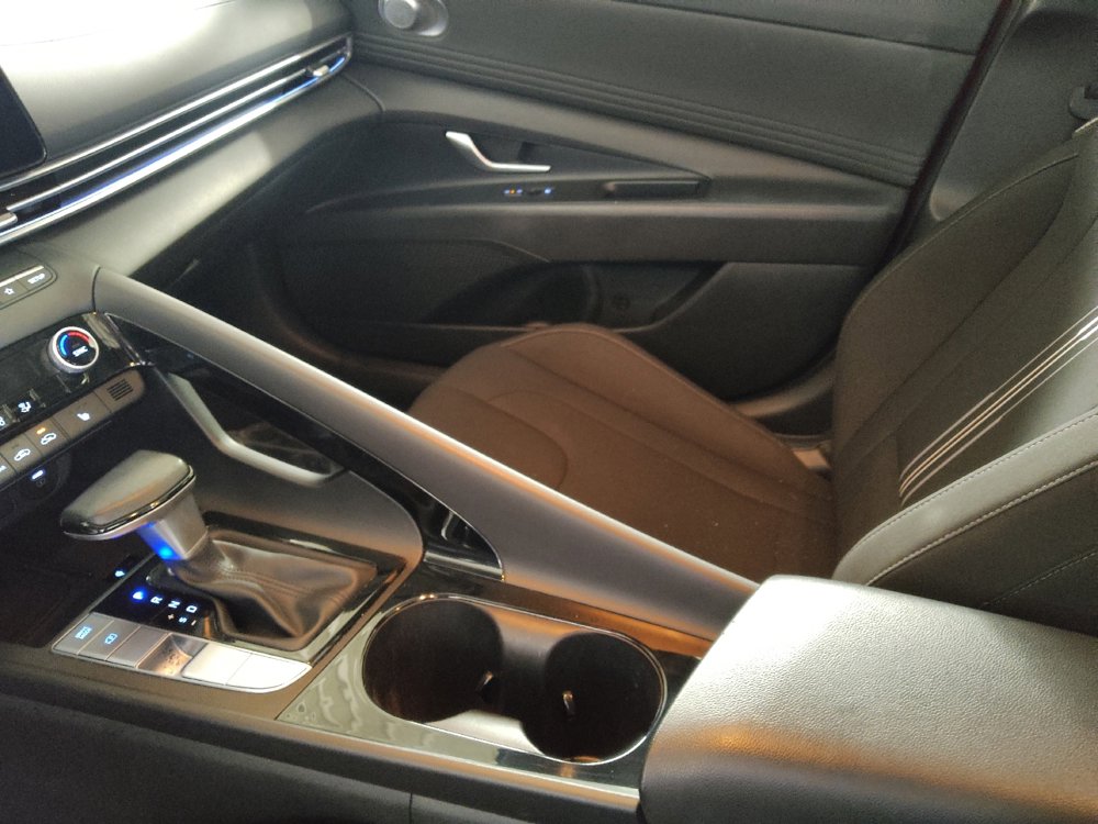 Used 2025 Hyundai Elantra SEL image 26