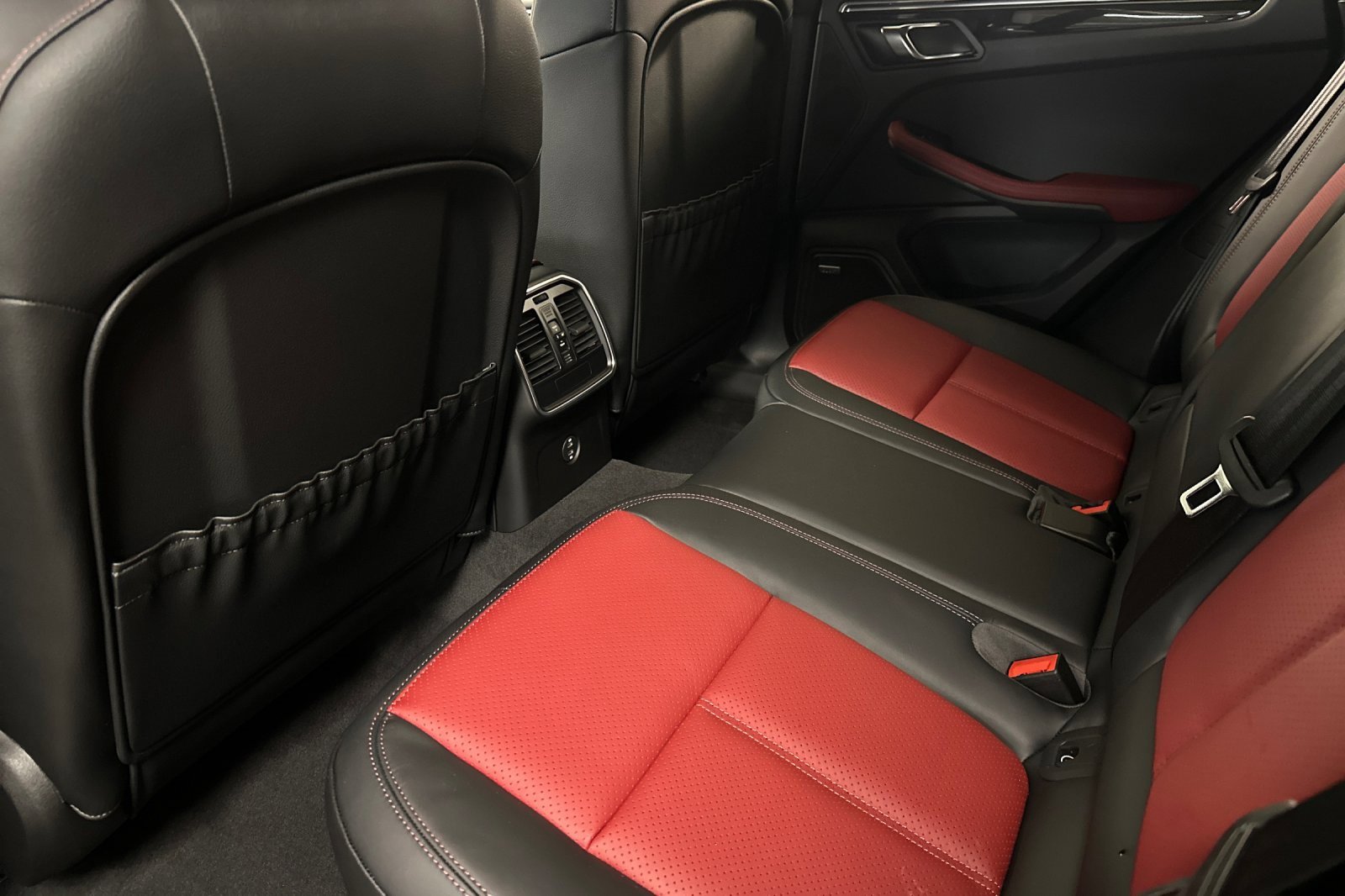 Used 2025 Porsche Macan image 14