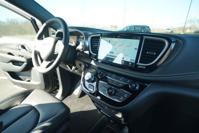 New 2026 Chrysler Pacifica Select FWD image 30