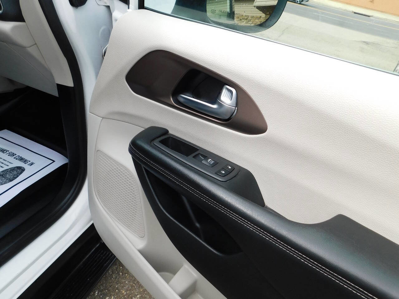 Used 2022 Chrysler Voyager LX image 19