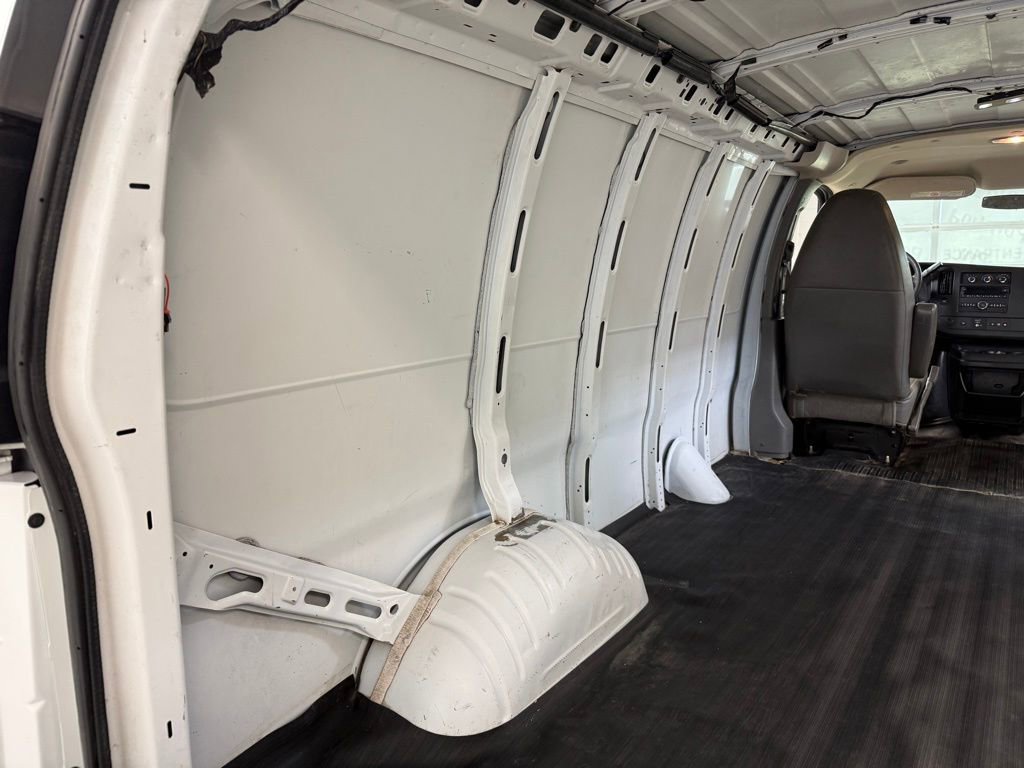 Used 2015 Chevrolet Express 2500 RWD image 17