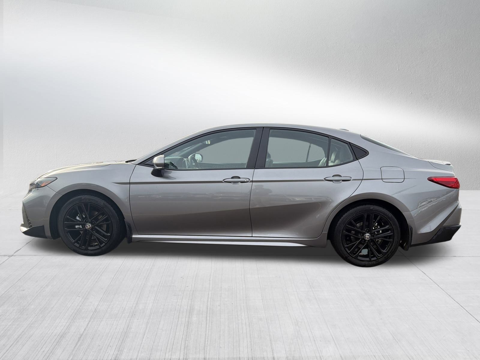 Used 2025 Toyota Camry SE image 4