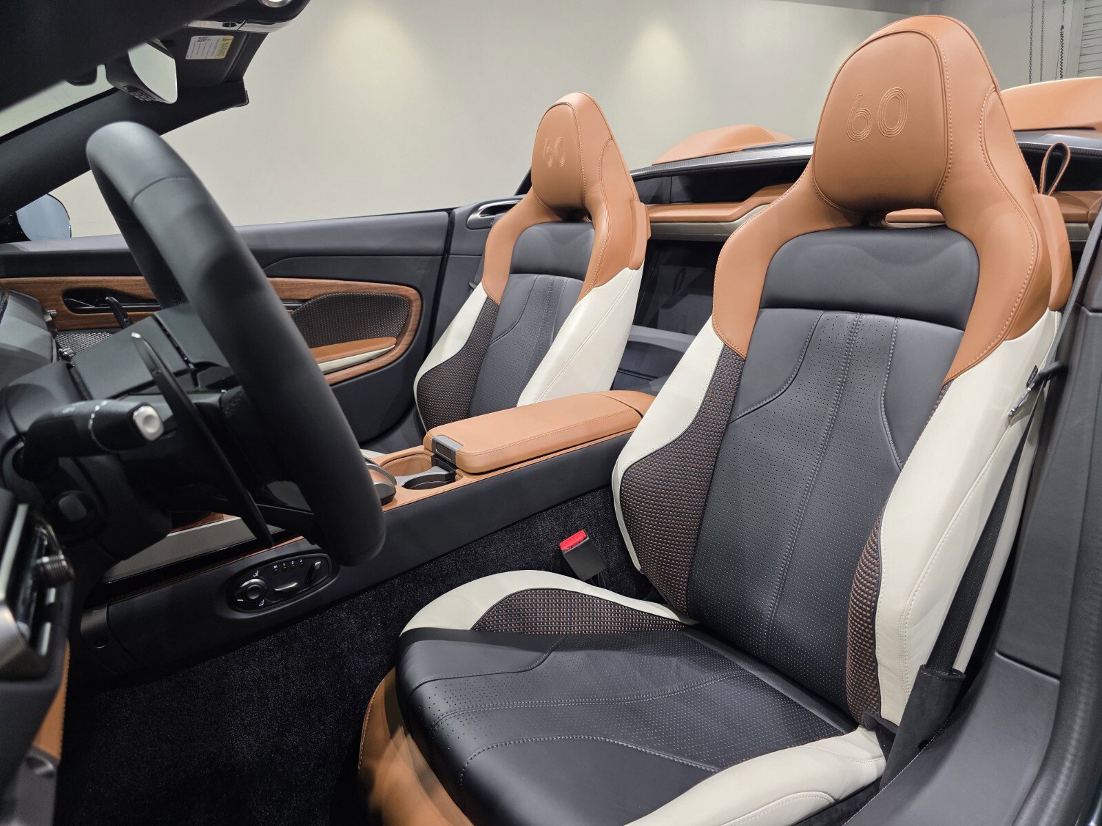 Used 2026 Aston Martin Vanquish Convertible image 12