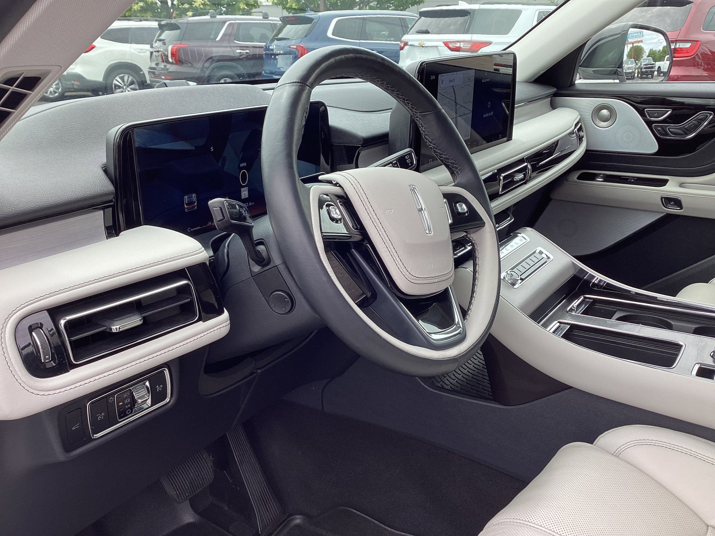 Used 2025 Lincoln Aviator Reserve w/ Luxury Package AWD/4WD image 11