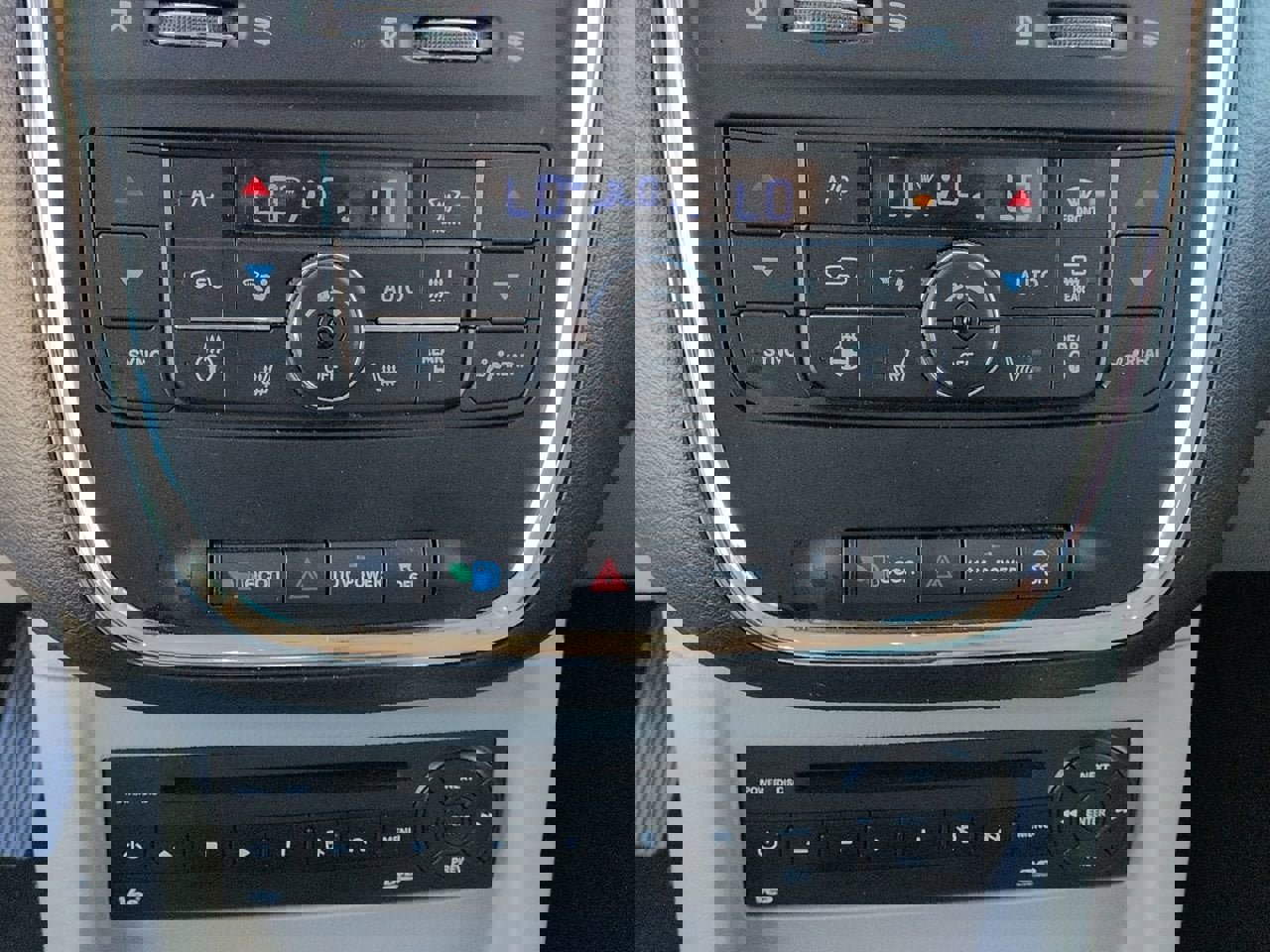 Used 2012 Chrysler Town & Country Limited image 17