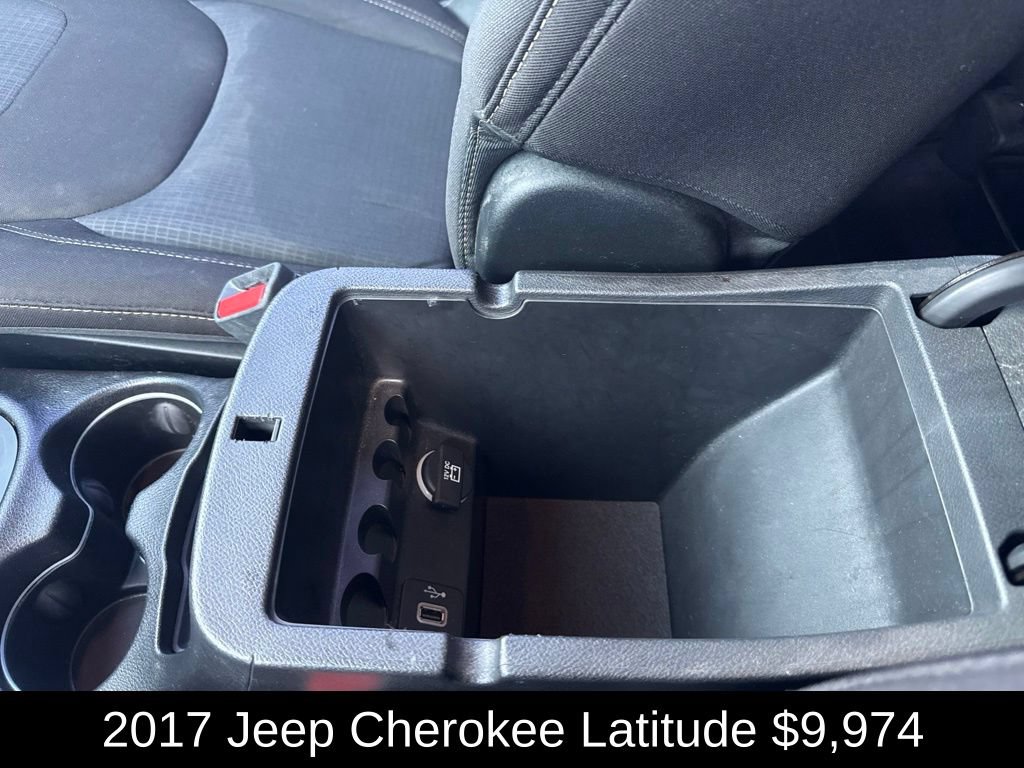 Used 2017 Jeep Cherokee Latitude FWD image 30