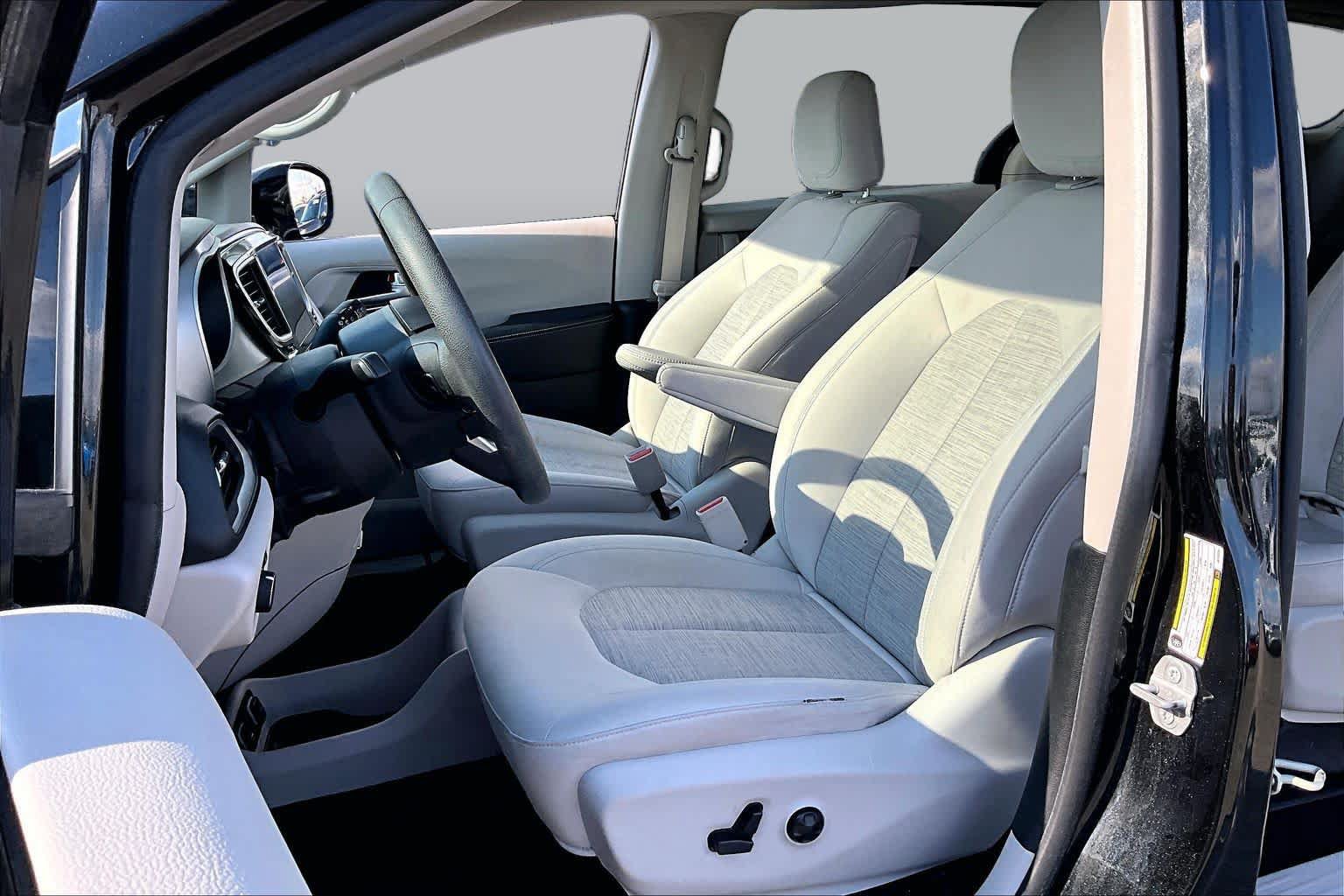 Used 2018 Chrysler Pacifica Touring Plus FWD image 8