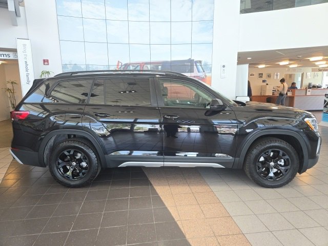 New 2025 Volkswagen Atlas Peak Edition SE image 1