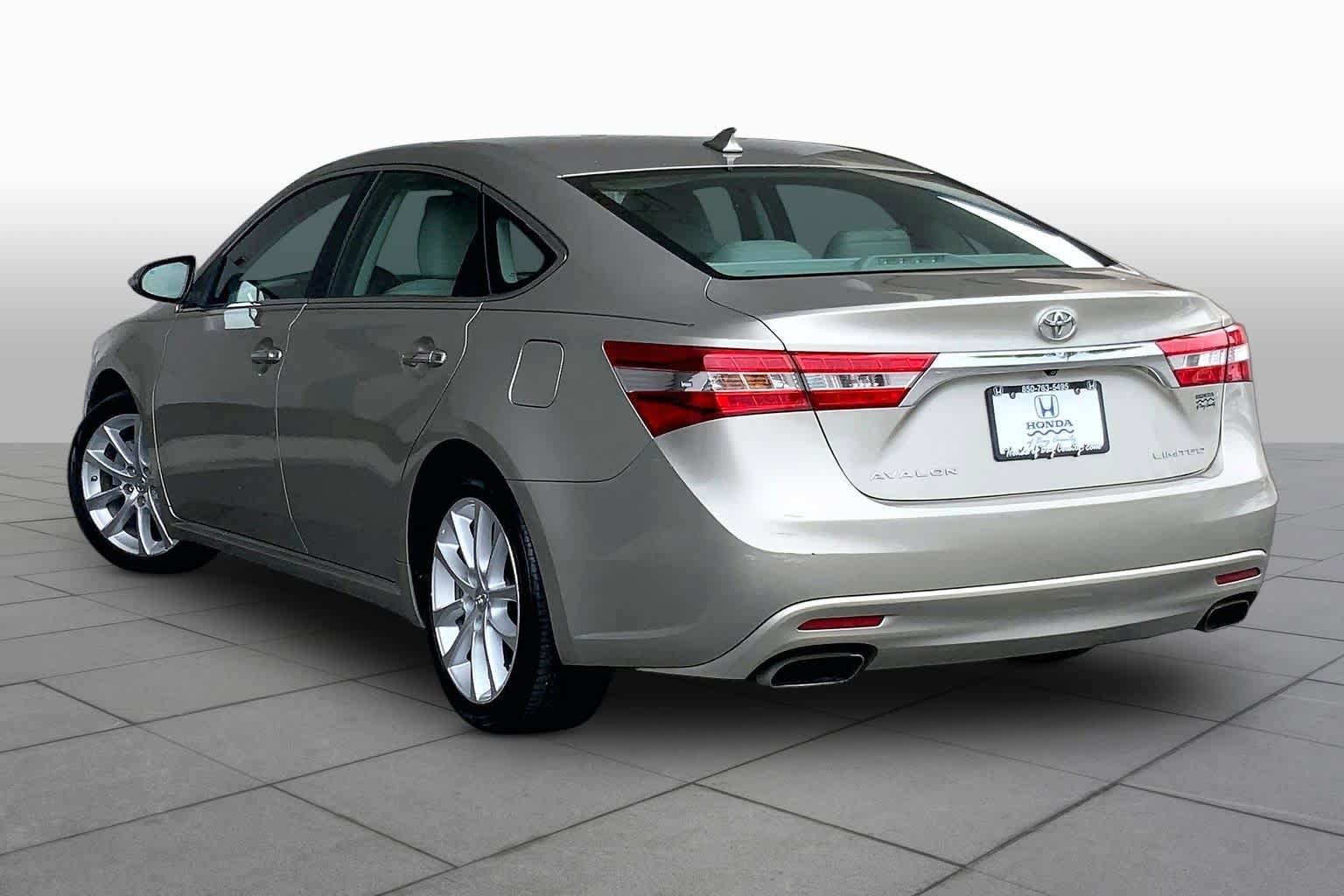 Used 2014 Toyota Avalon Limited w/ Technology Package FWD image 12