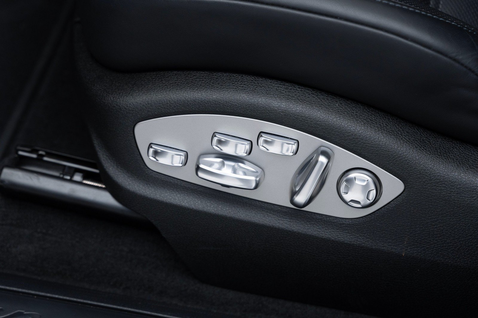 Certified 2024 Porsche Macan AWD/4WD image 13