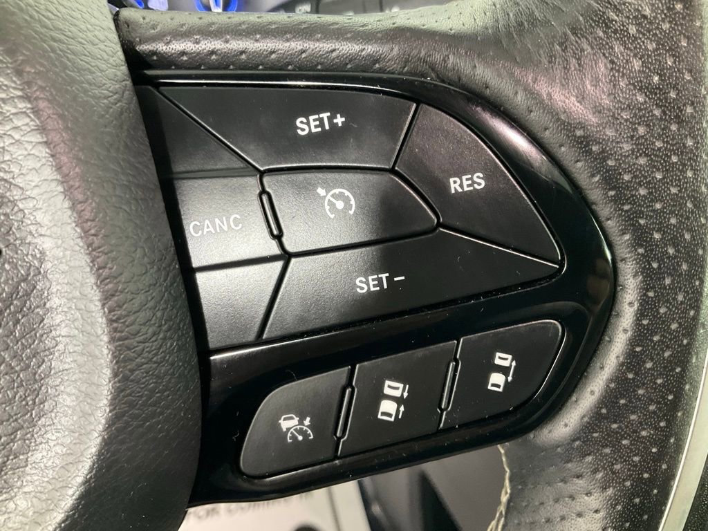 Used 2021 Chrysler Pacifica Limited w/ Uconnect Theater Family Group image 19