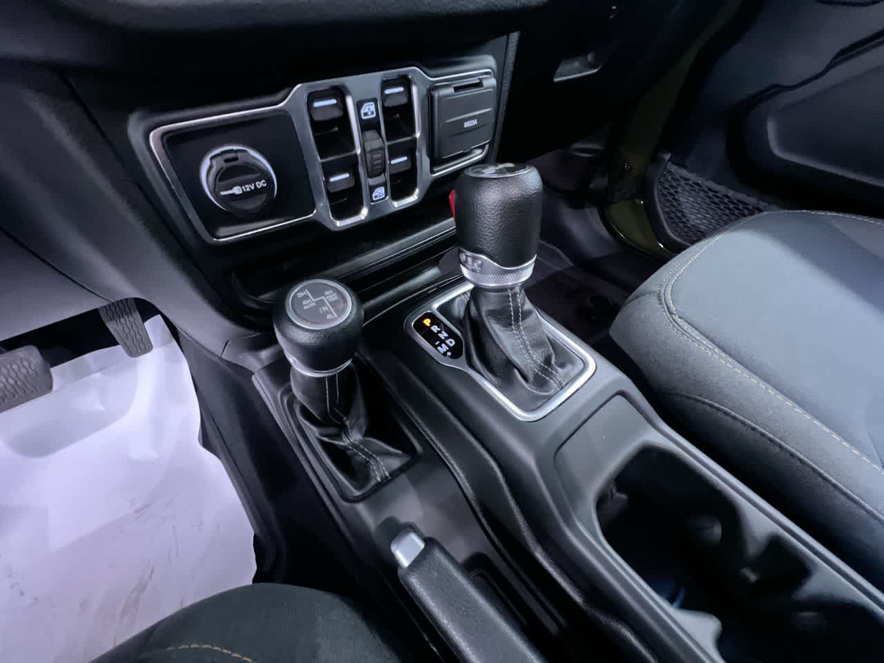Used 2024 Jeep Wrangler Unlimited w/ Convenience Group AWD/4WD image 32