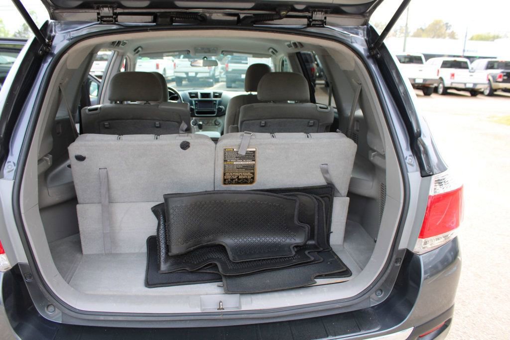 Used 2013 Toyota Highlander Plus w/ Cold Weather Pkg image 9