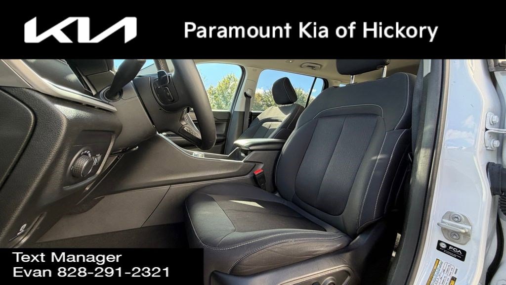 Used 2023 Jeep Grand Cherokee L Laredo image 3