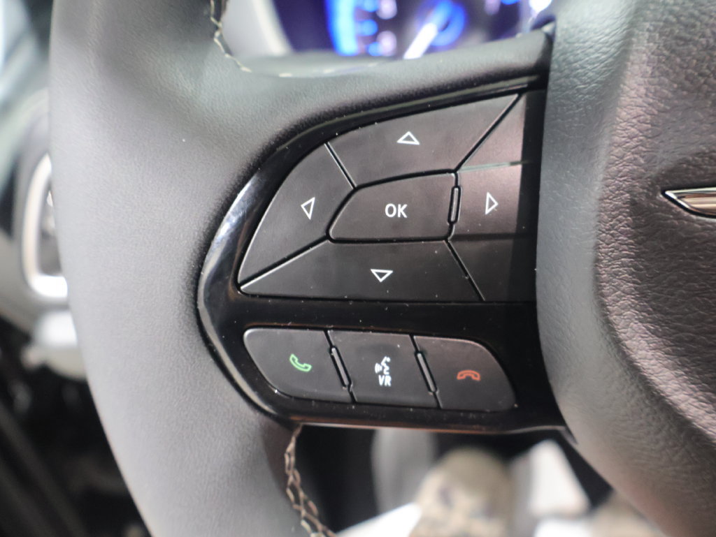 Used 2023 Chrysler Pacifica Touring-L w/ Uconnect Theater Family Group FWD image 32