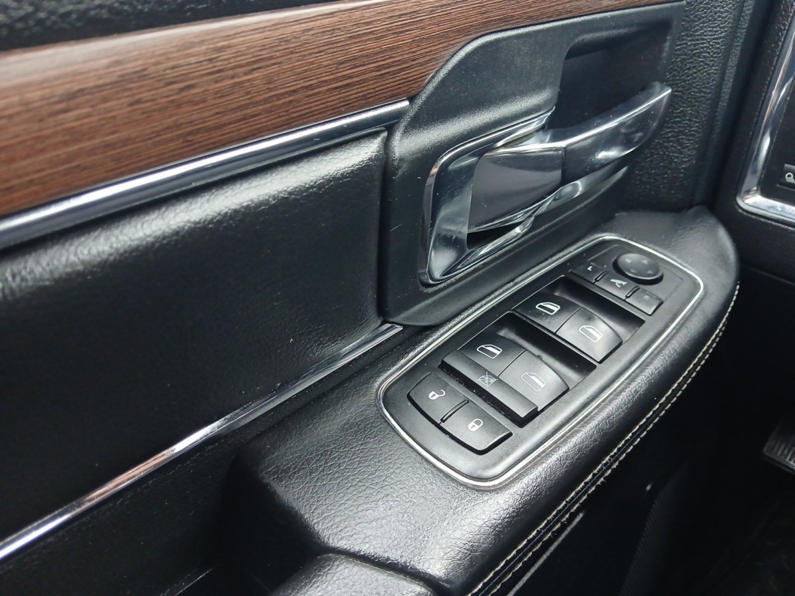 Used 2014 RAM 1500 Laramie w/ Convenience Group image 19