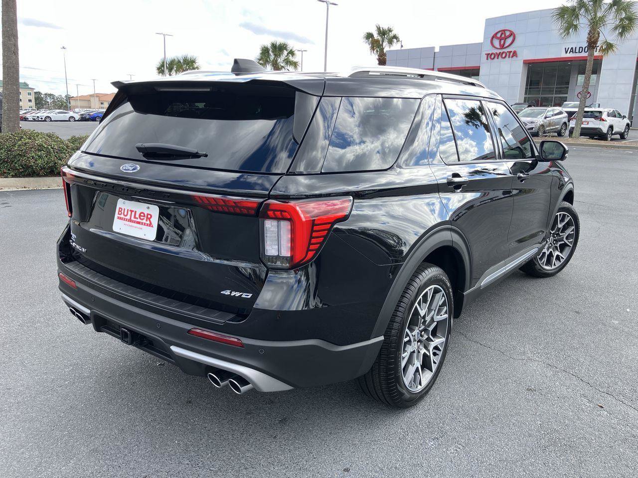 Used 2025 Ford Explorer Platinum w/ Ultimate Package image 5