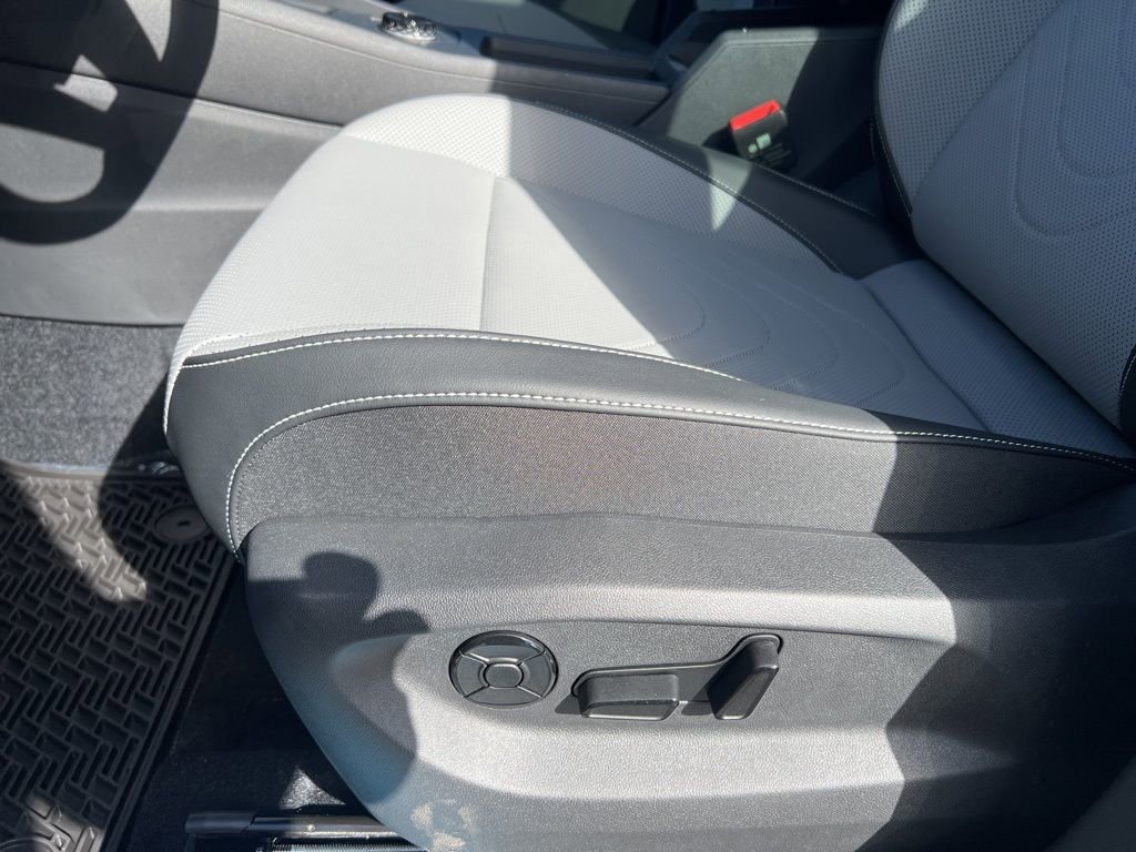 New 2025 Volkswagen Tiguan SE image 17