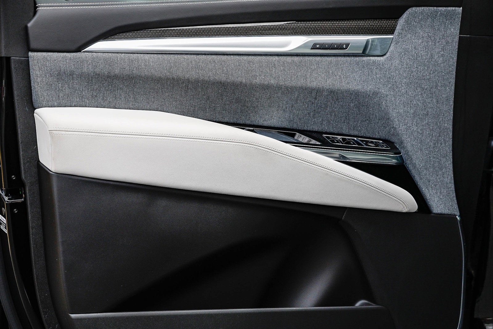 Used 2025 Cadillac Escalade V w/ LPO, ONYX Package image 22