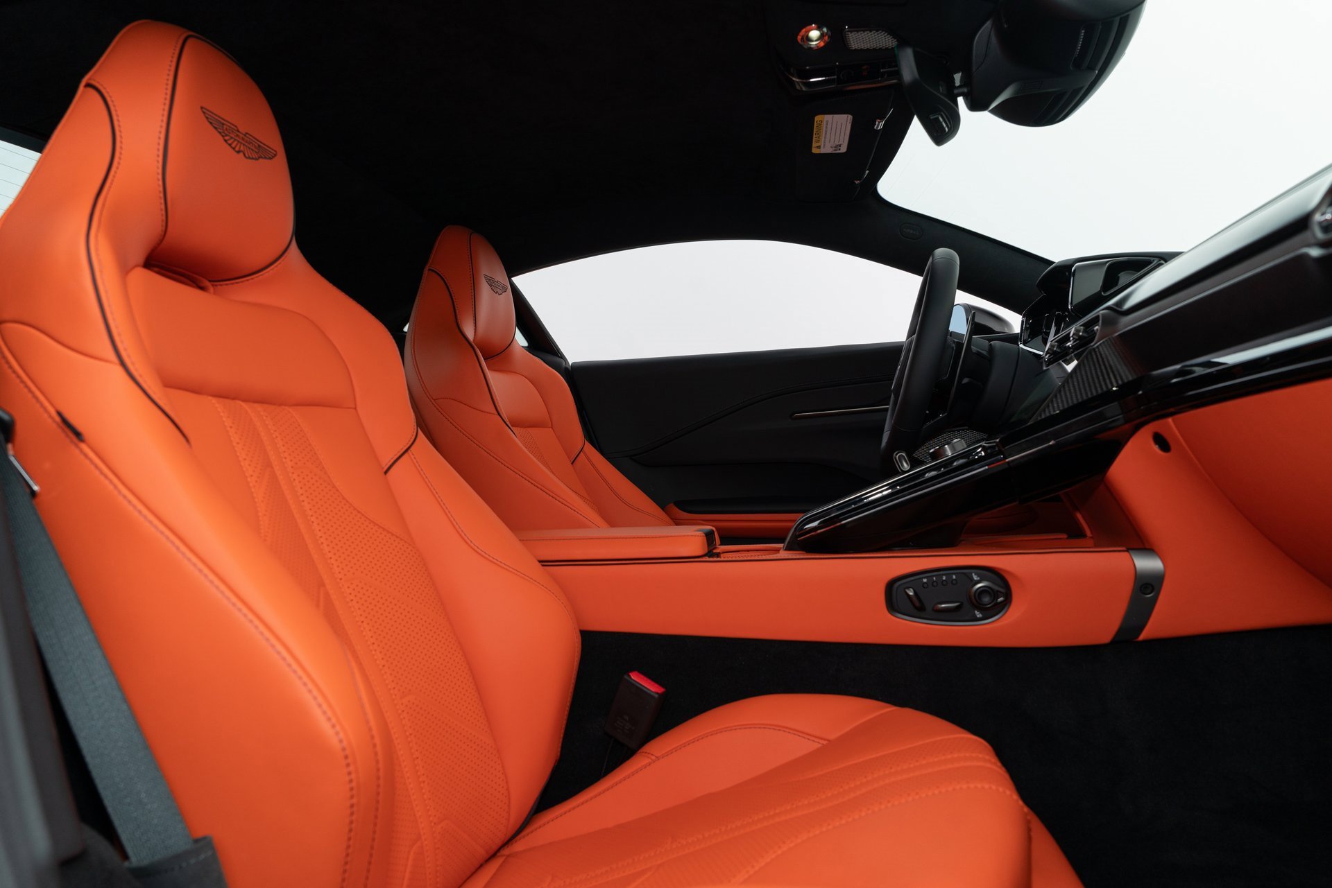 Used 2025 Aston Martin V8 Vantage Coupe image 21