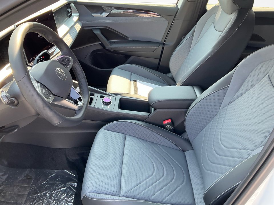 New 2026 Volkswagen Tiguan SE R-Line FWD image 9