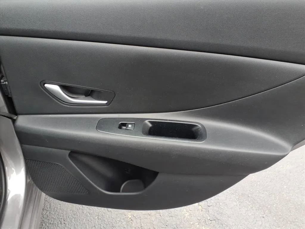 Used 2024 Hyundai Elantra SEL image 14