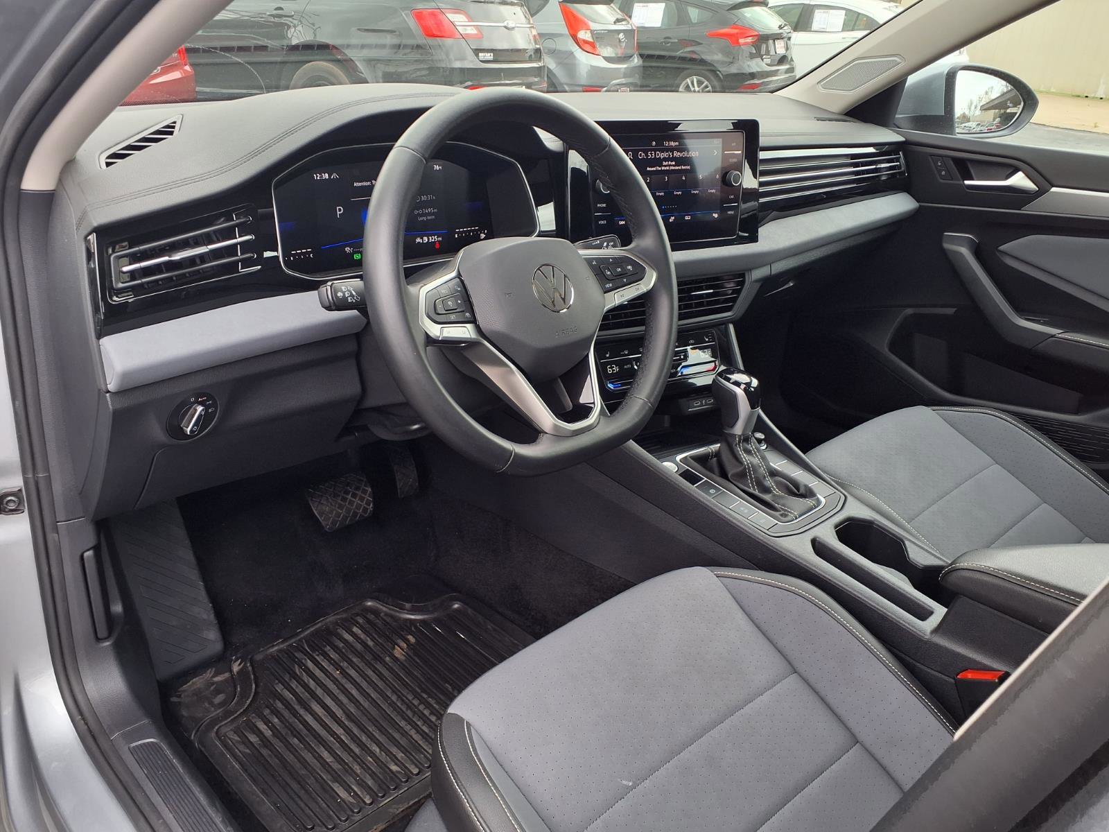 Used 2025 Volkswagen Jetta SE image 9
