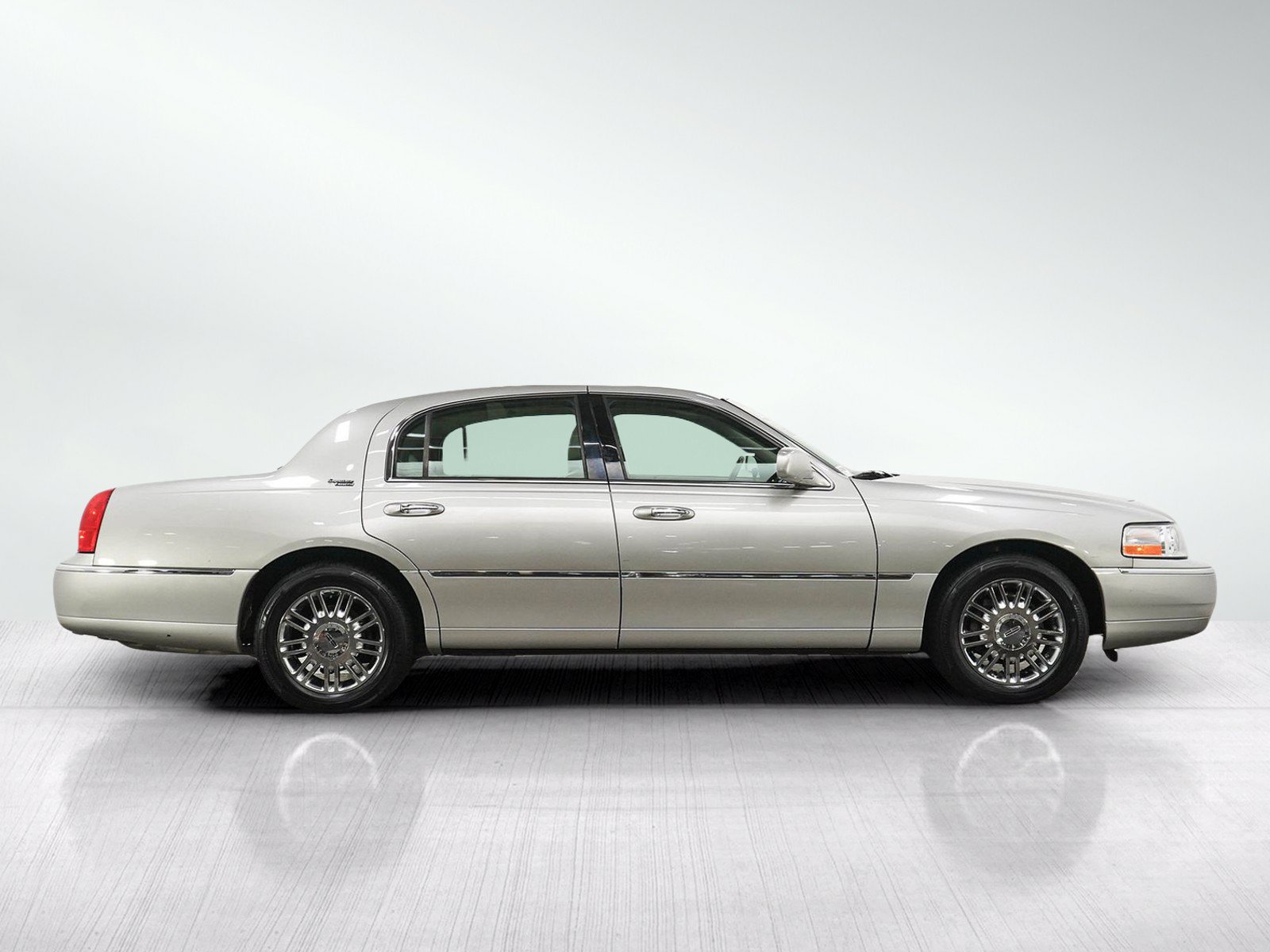 Used 2006 Lincoln Town Car Signature Limited RWD image 6