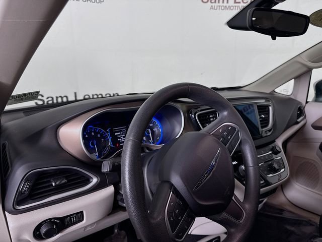 Used 2017 Chrysler Pacifica Touring image 10