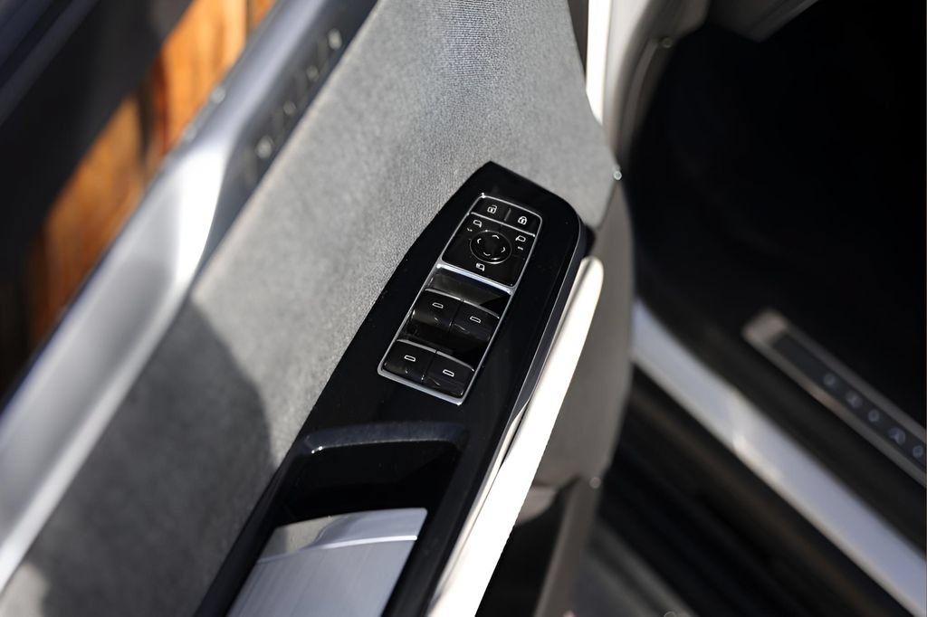 Certified 2025 Cadillac Escalade ESV Premium Luxury Platinum AWD/4WD image 23