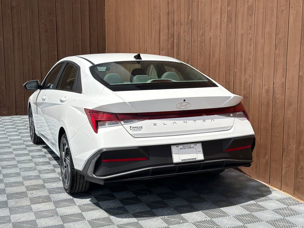 Used 2024 Hyundai Elantra SEL w/ Convenience Package FWD image 17