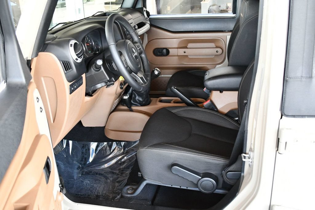 Used 2018 Jeep Wrangler Unlimited Rubicon w/ Connectivity Group AWD/4WD image 15