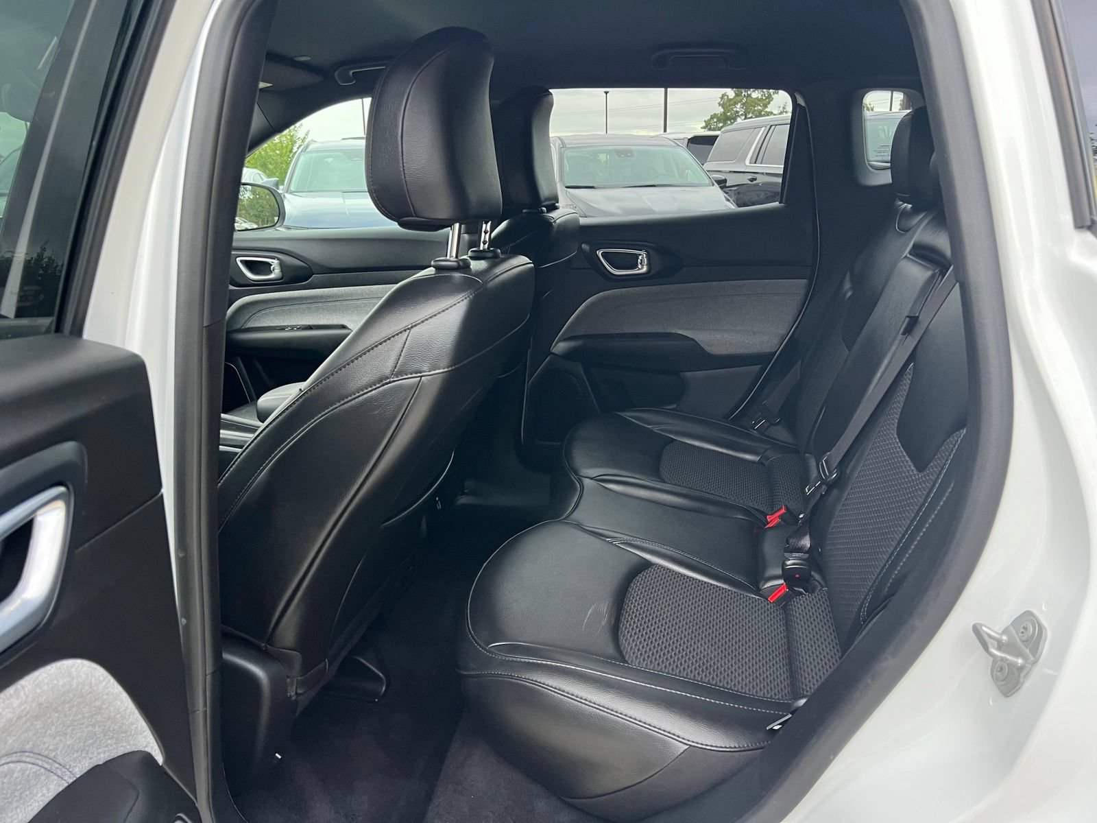 Used 2023 Jeep Compass Latitude w/ Convenience Group AWD/4WD image 17