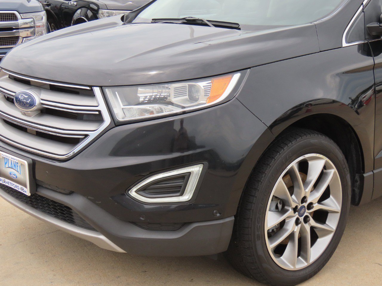 Used 2017 Ford Edge Titanium w/ Equipment Group 302A FWD image 3
