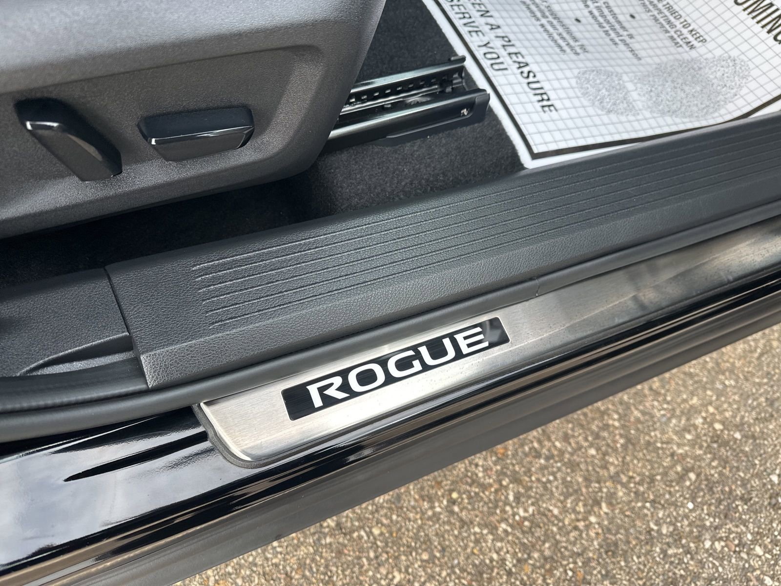 Used 2024 Nissan Rogue Platinum image 35