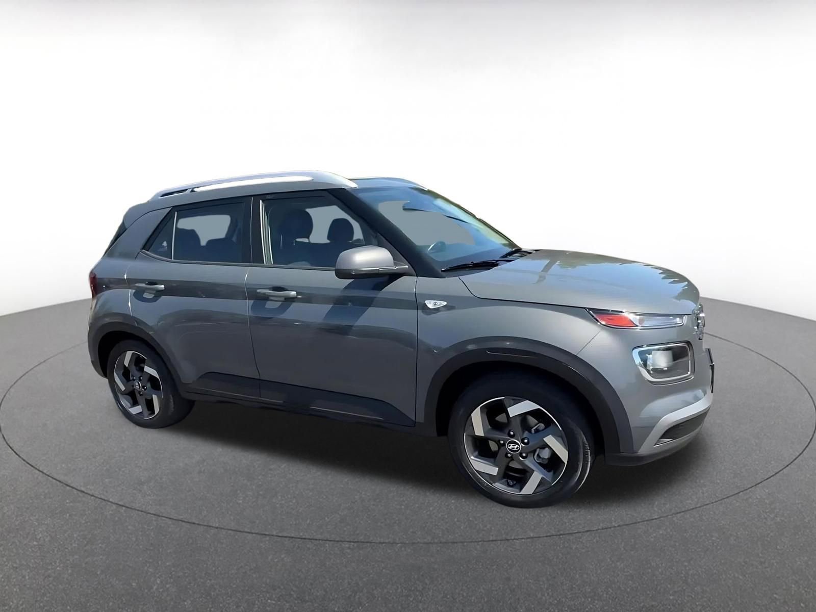 Used 2025 Hyundai Venue SEL FWD image 2