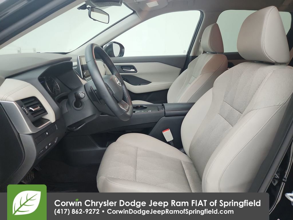 Used 2025 Nissan Rogue SV image 11