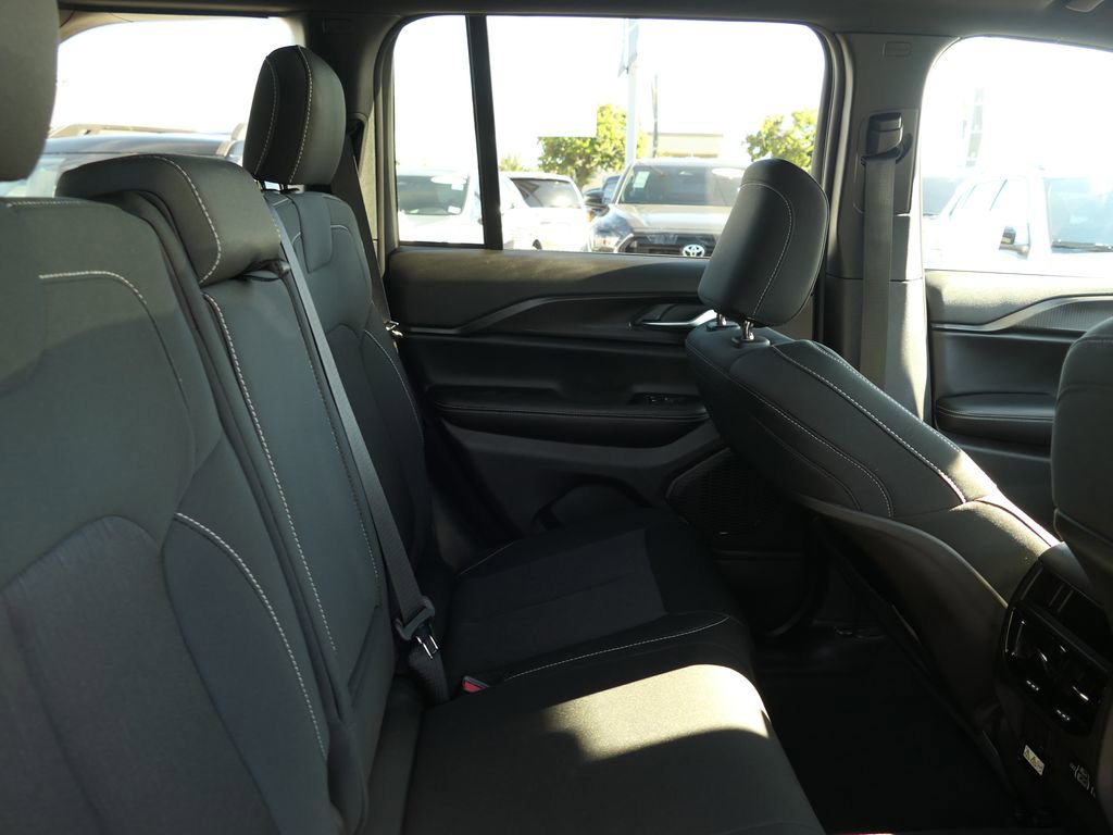 Used 2025 Jeep Grand Cherokee Laredo X w/ Luxury Tech Group I image 19