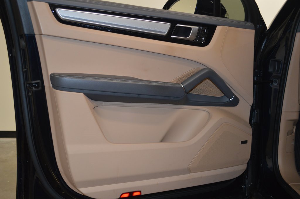 Certified 2023 Porsche Cayenne Platinum Edition image 17