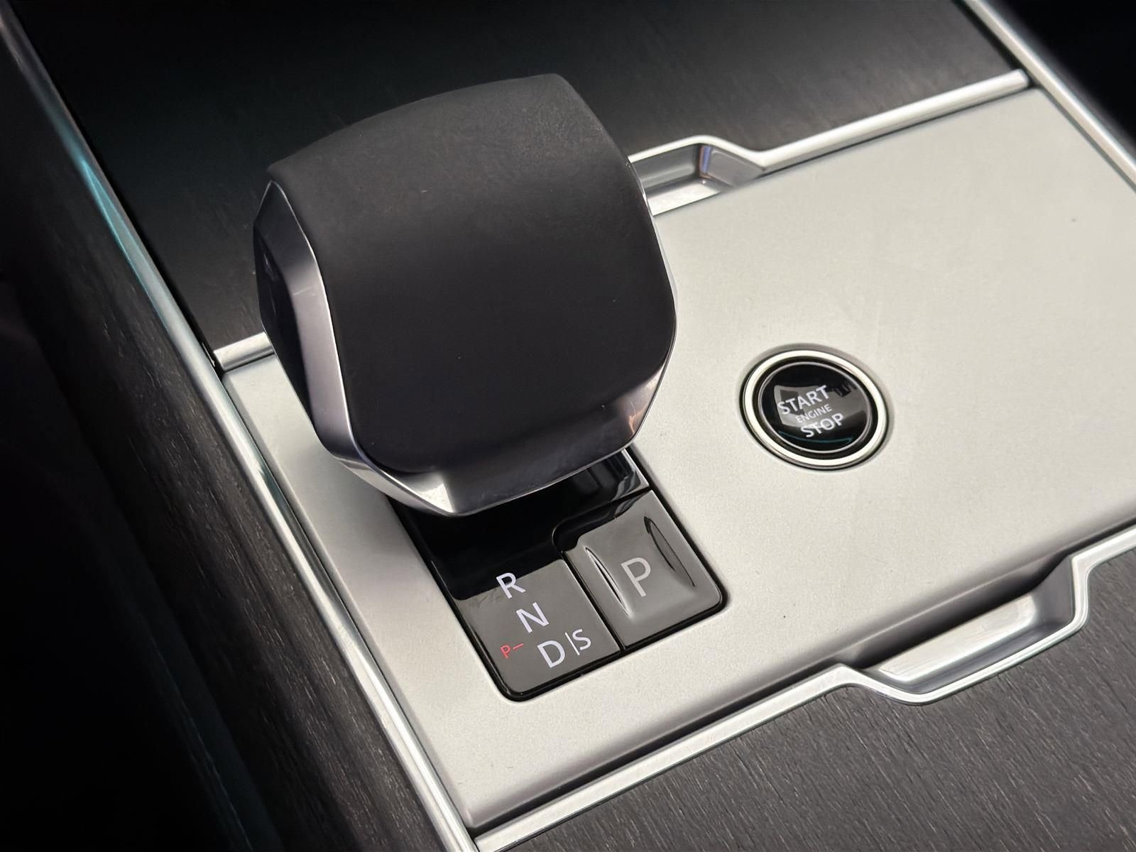 Certified 2025 Land Rover Range Rover SE image 14